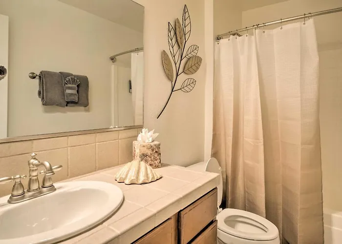 Hideaway: Private Hot Tub, 4 Mi To Dtwn! Hébergement de vacances
