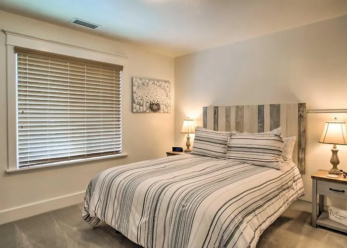 Hideaway: Private Hot Tub, 4 Mi To Dtwn!