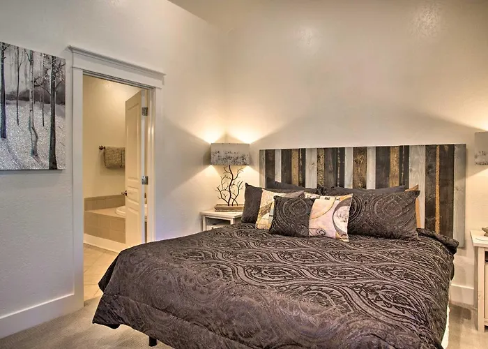 Hideaway: Private Hot Tub, 4 Mi To Dtwn! Hébergement de vacances *