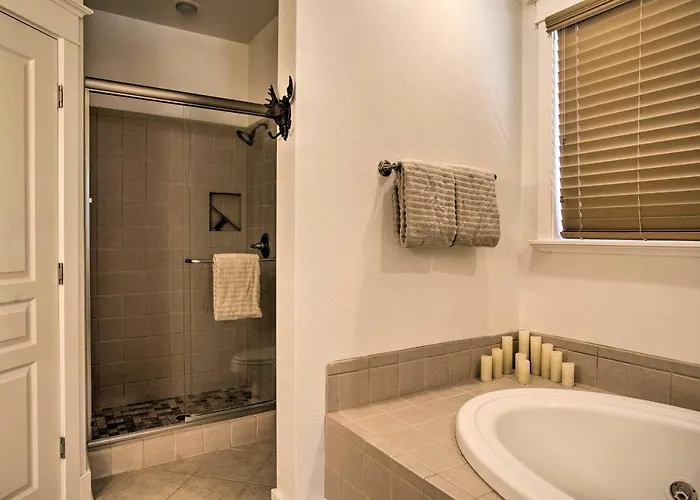 Hideaway: Private Hot Tub, 4 Mi To Dtwn! Hébergement de vacances
