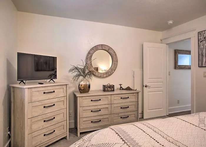 Hideaway: Private Hot Tub, 4 Mi To Dtwn!