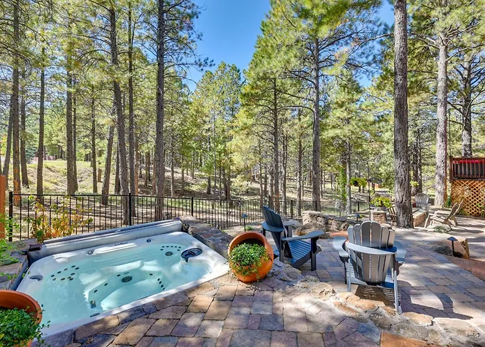 Hideaway: Private Hot Tub, 4 Mi To Dtwn! Hébergement de vacances *