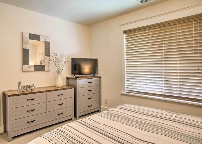Hideaway: Private Hot Tub, 4 Mi To Dtwn! Hébergement de vacances *
