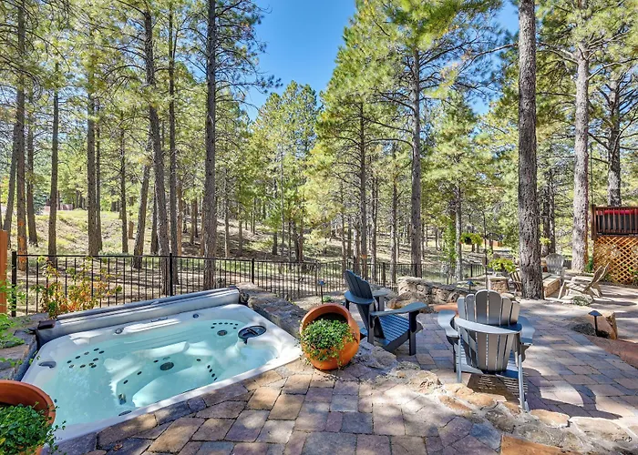 Hideaway: Private Hot Tub, 4 Mi To Dtwn! Hébergement de vacances